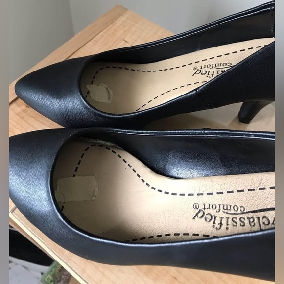 Black High Heel Pumps with Pointed Toe and Stiletto Heel - Picture 2 of 5